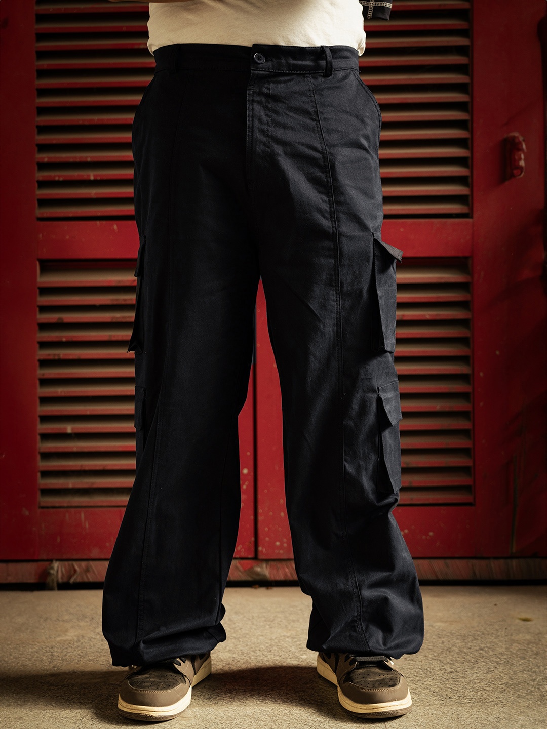 

UNRL Men Pure Cotton Mid Rise Loose Fit Cargos Trousers, Navy blue