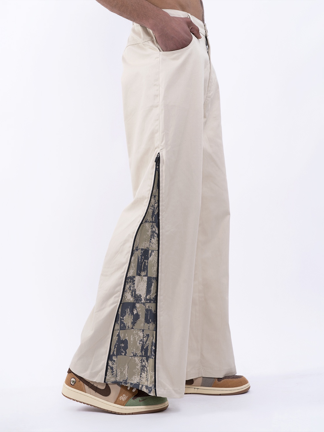 

UNRL Men Pure Cotton Mid Rise Loose Fit Parallel Trousers, Beige