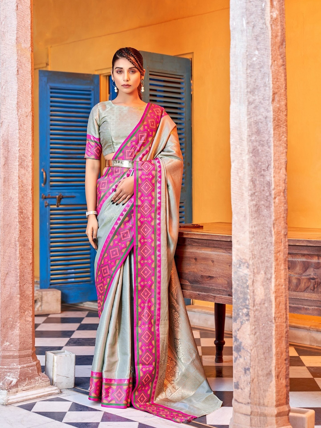 

MAGMINA Ethnic Motifs Woven Design Saree, Green