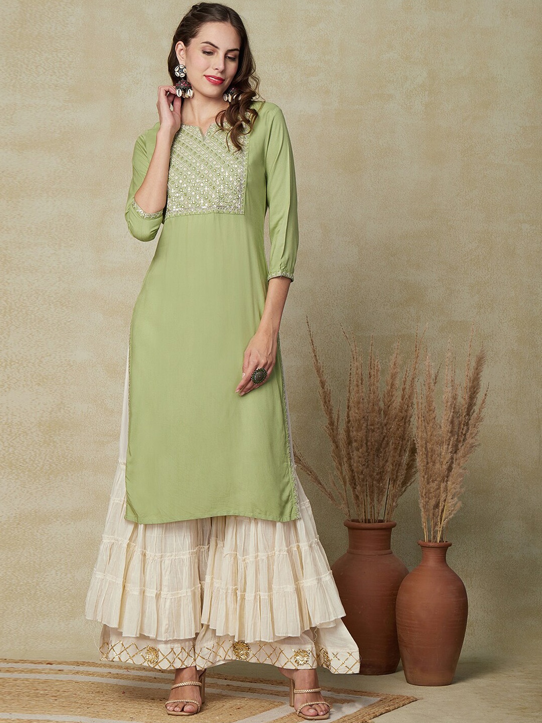 

FASHOR Geometric Yoke Design Sequinned Kurta, Green