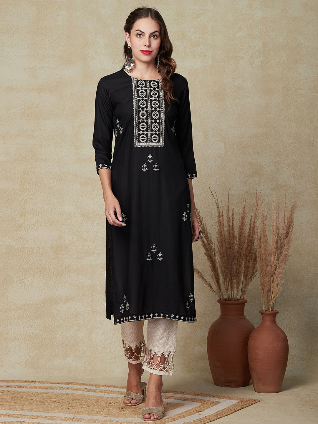 

FASHOR Embroidered Straight Kurta, Black