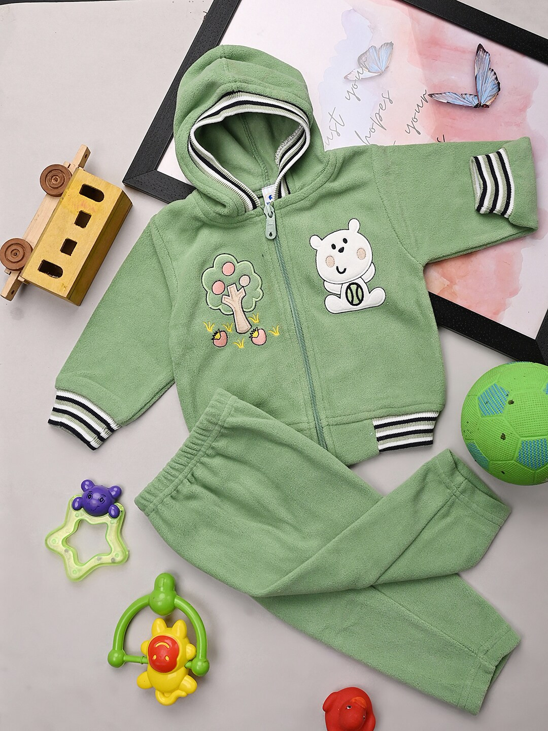 

V-Mart Infants Printed Pure Cotton T-Shirt With Trouser, Green