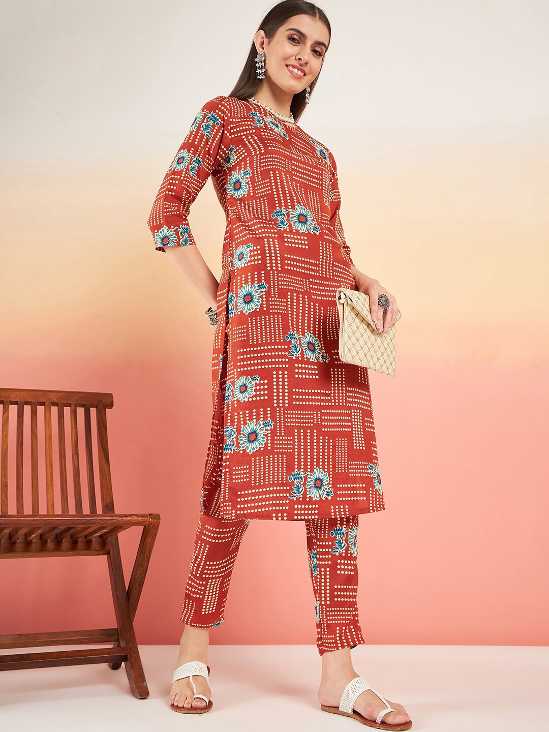 

Sangria Floral Printed Straight Kurta With Trouser, Red