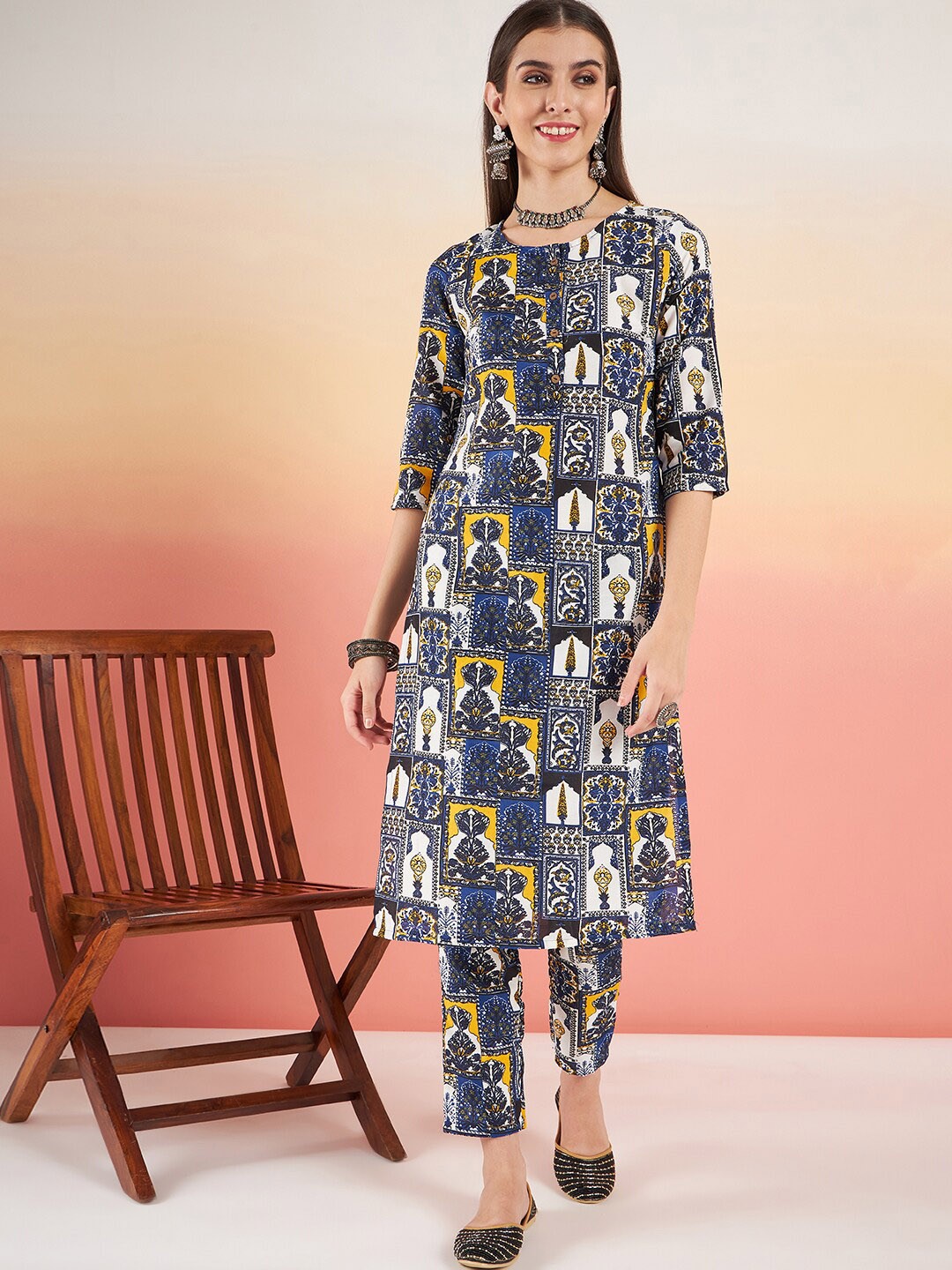 

Sangria Ethnic Motifs Printed Straight Kurta With Trousers, Navy blue