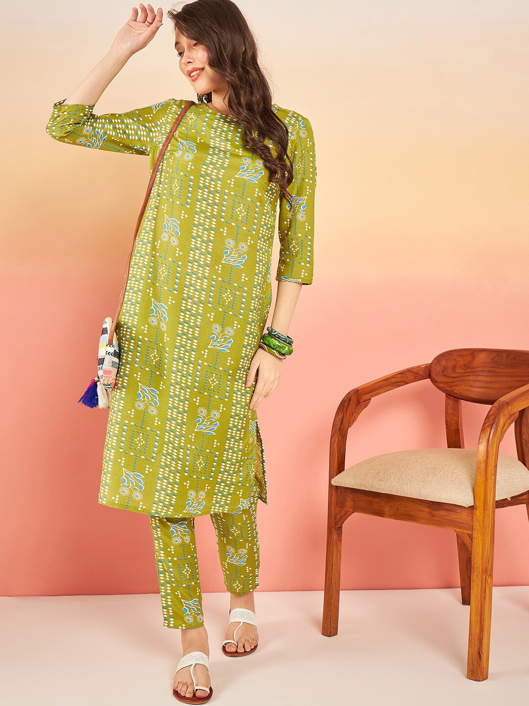 

Sangria Geometric Printed Straight Kurta With Trousers, Green