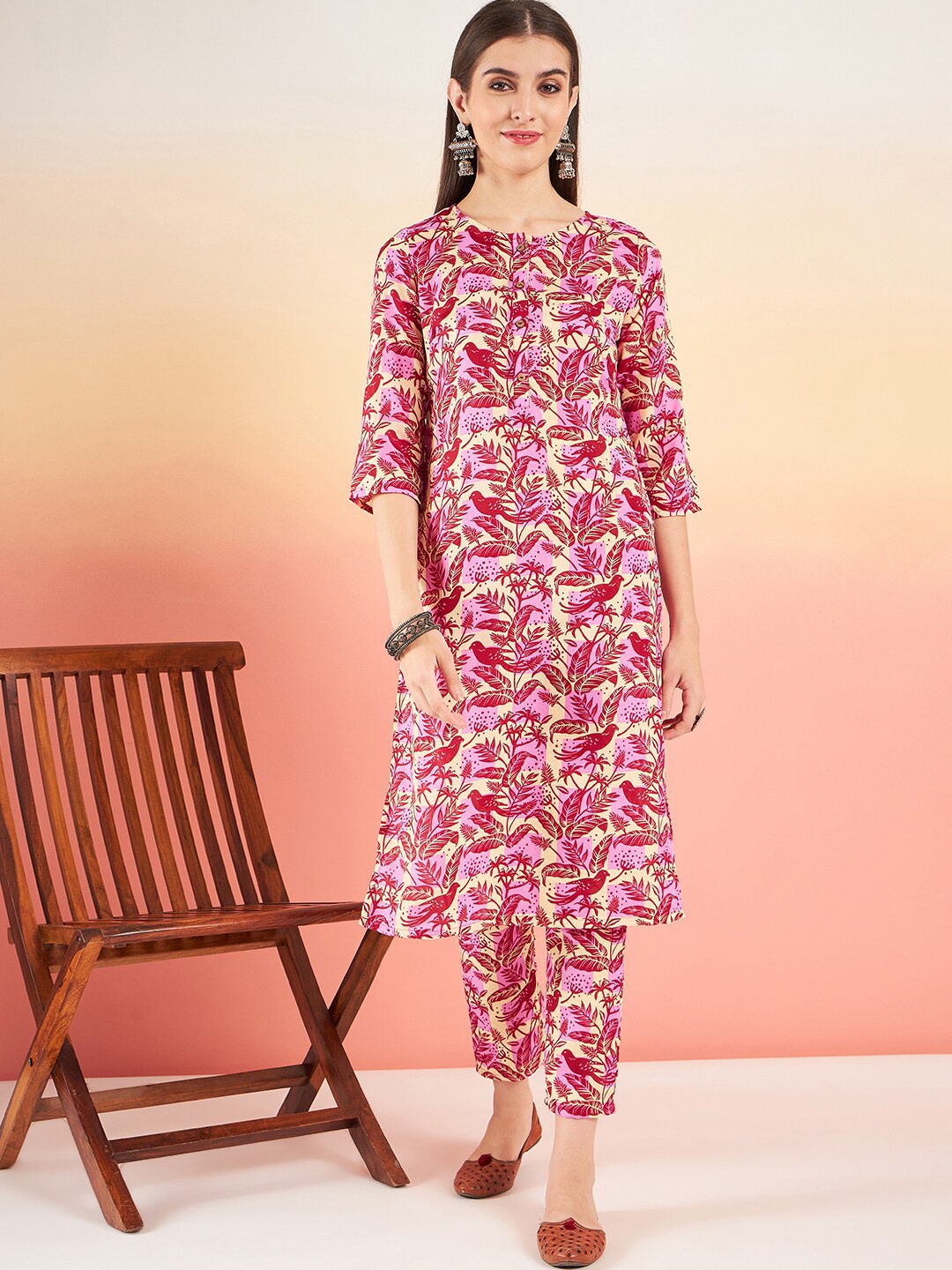 

Sangria Floral Printed Straight Kurta With Trouser, Red