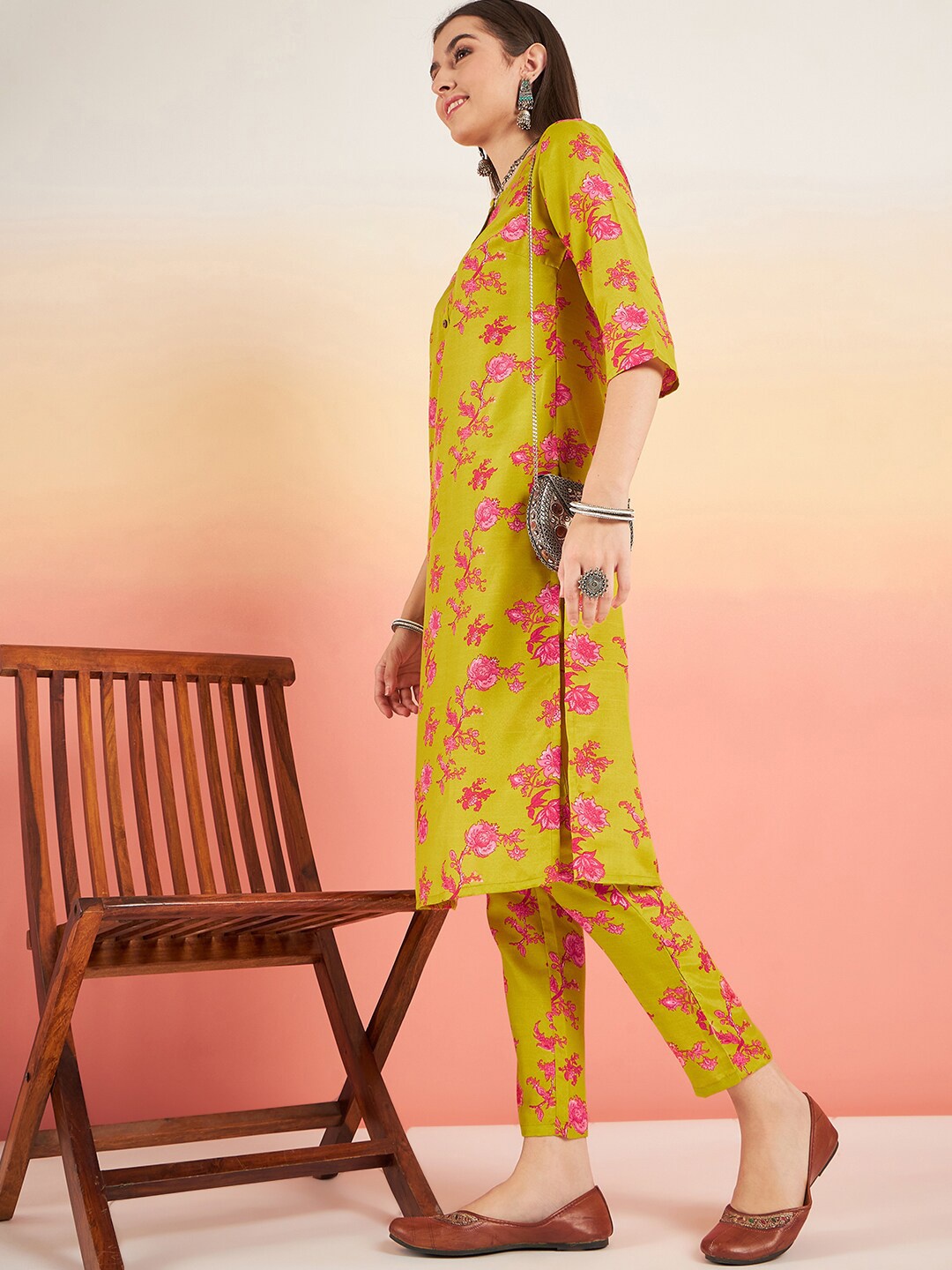 

Sangria Green Floral Printed Round Neck Kurta With Trousers