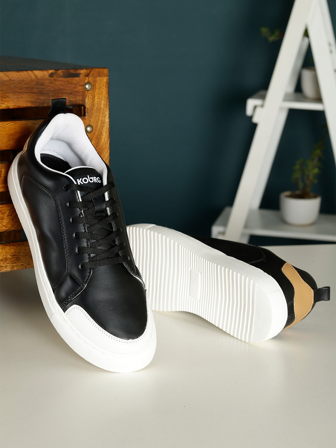 

Koburg Men Colourblocked Lightweight Comfort Insole Contrast Sole Sneakers, Black