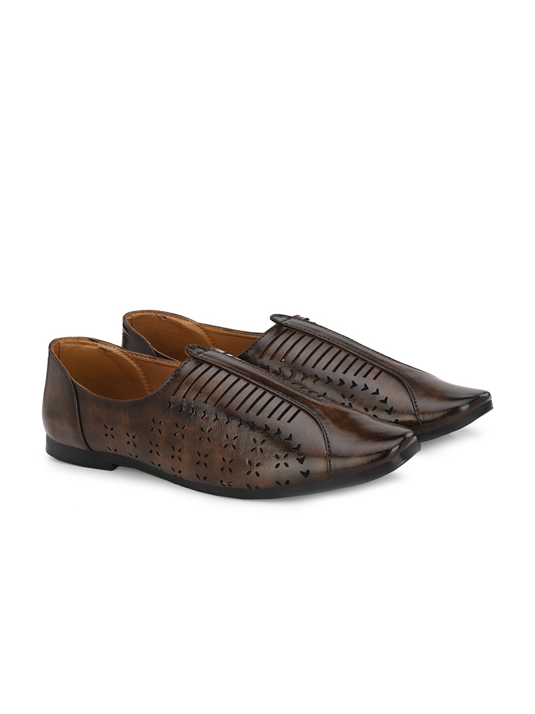 

Vellinto Men Big-Hound Laser Cut Lightweight Mojaris, Brown