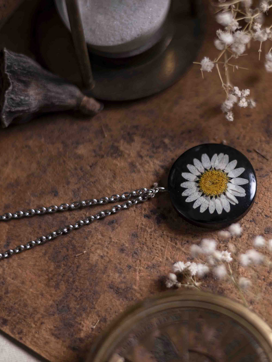

LEAFYAFFAIR Daisy-Charm Pendant, White
