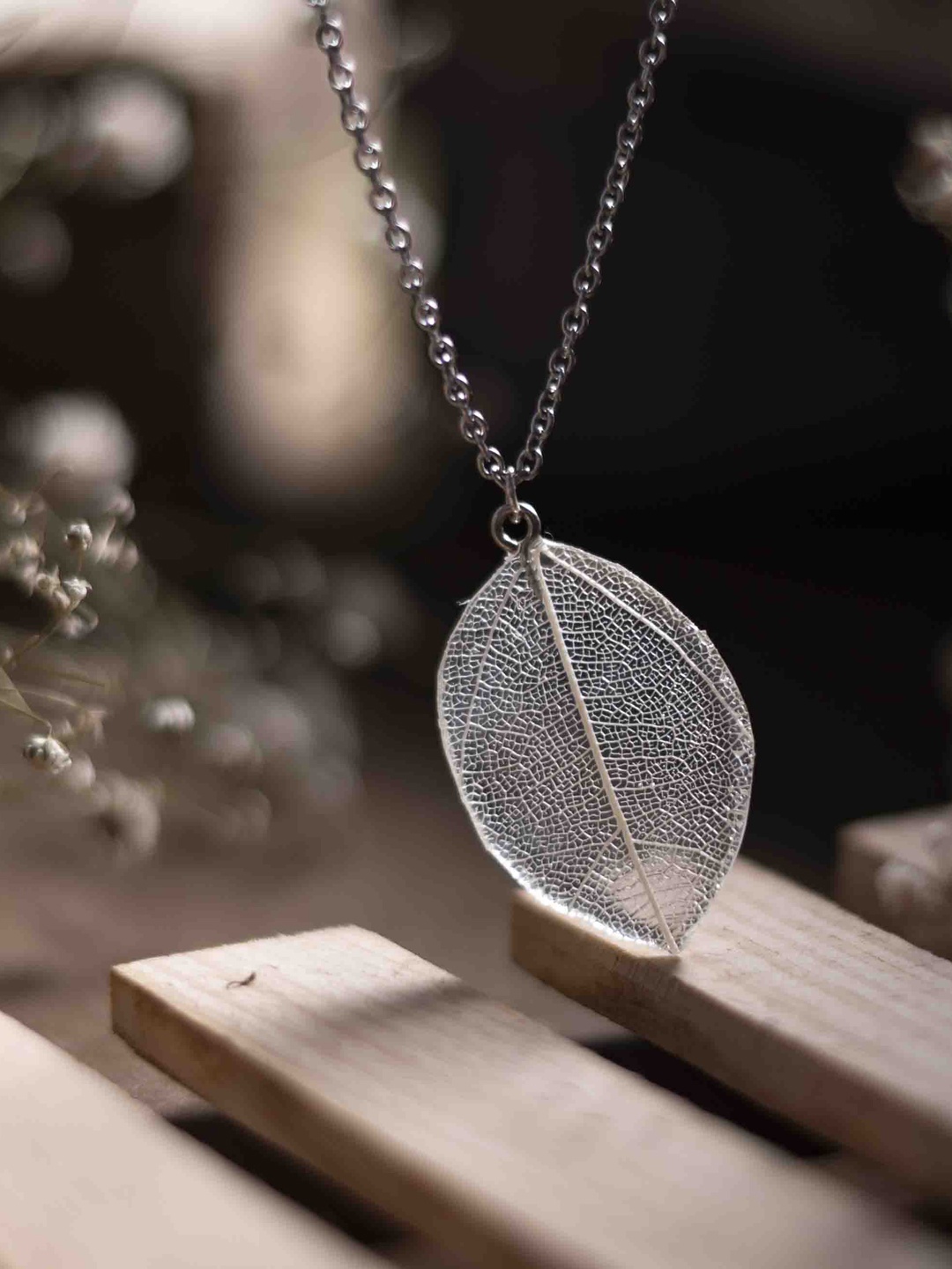 

LEAFYAFFAIR Vein leaves locket Pendent, White