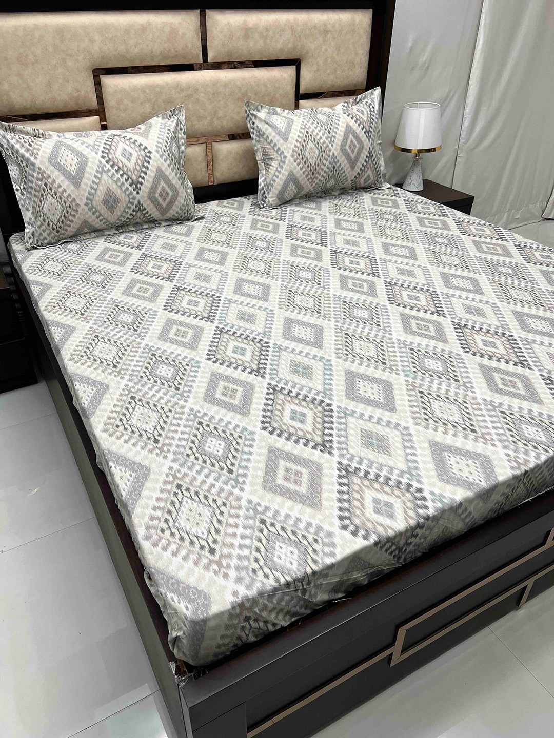 

Pure Decor Gem Grey & White Geometric Cotton 300 TC Super King Bedsheet & 2 Pillow Covers