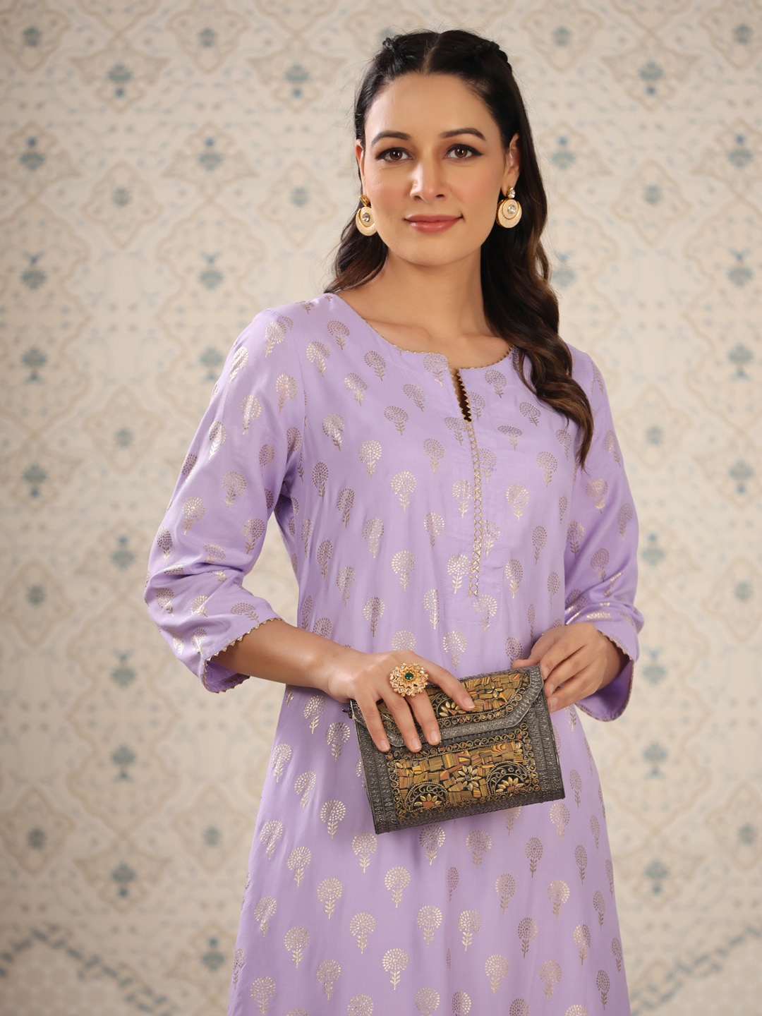 

Ode by House of Pataudi Lavender Floral Foil Printed Gotta Patti Straight Kurta