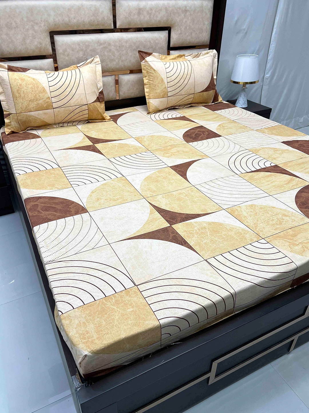 

Pure Decor Brown Geometric Cotton Fitted 330 TC Super King Bedsheet & 2 Pillow Covers
