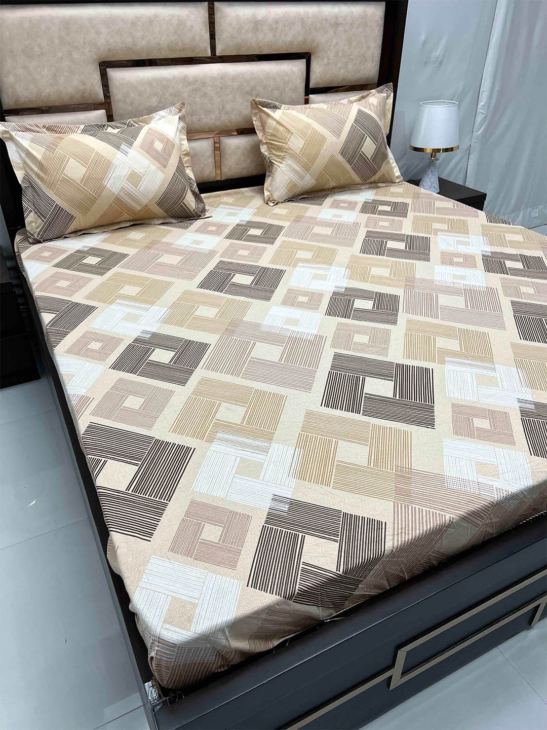 

Pure Decor Brown Geometric Cotton Fitted 330 TC Super King Bedsheet & 2 Pillow Covers