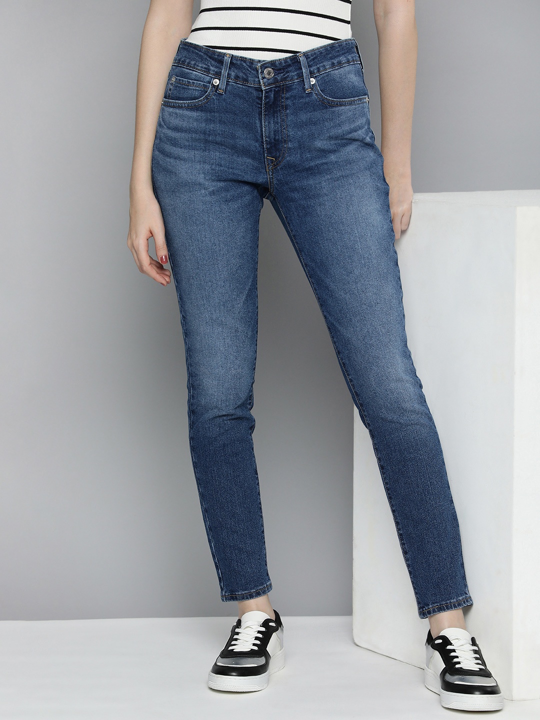 

Levis Women 711 Skinny Fit Light Fade Stretchable Jeans, Blue