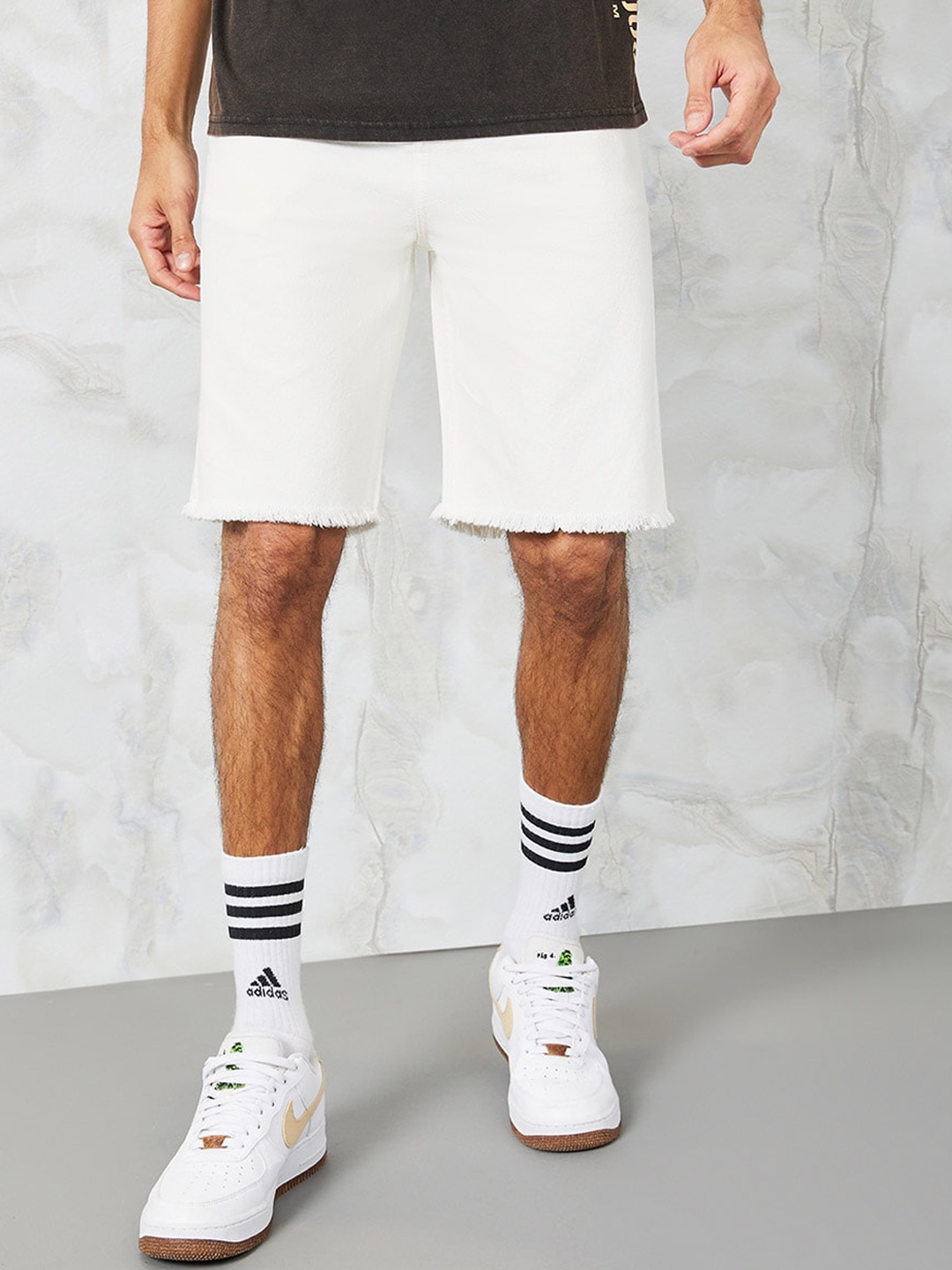 

Styli Men Mid Rise Cotton Denim Shorts, White