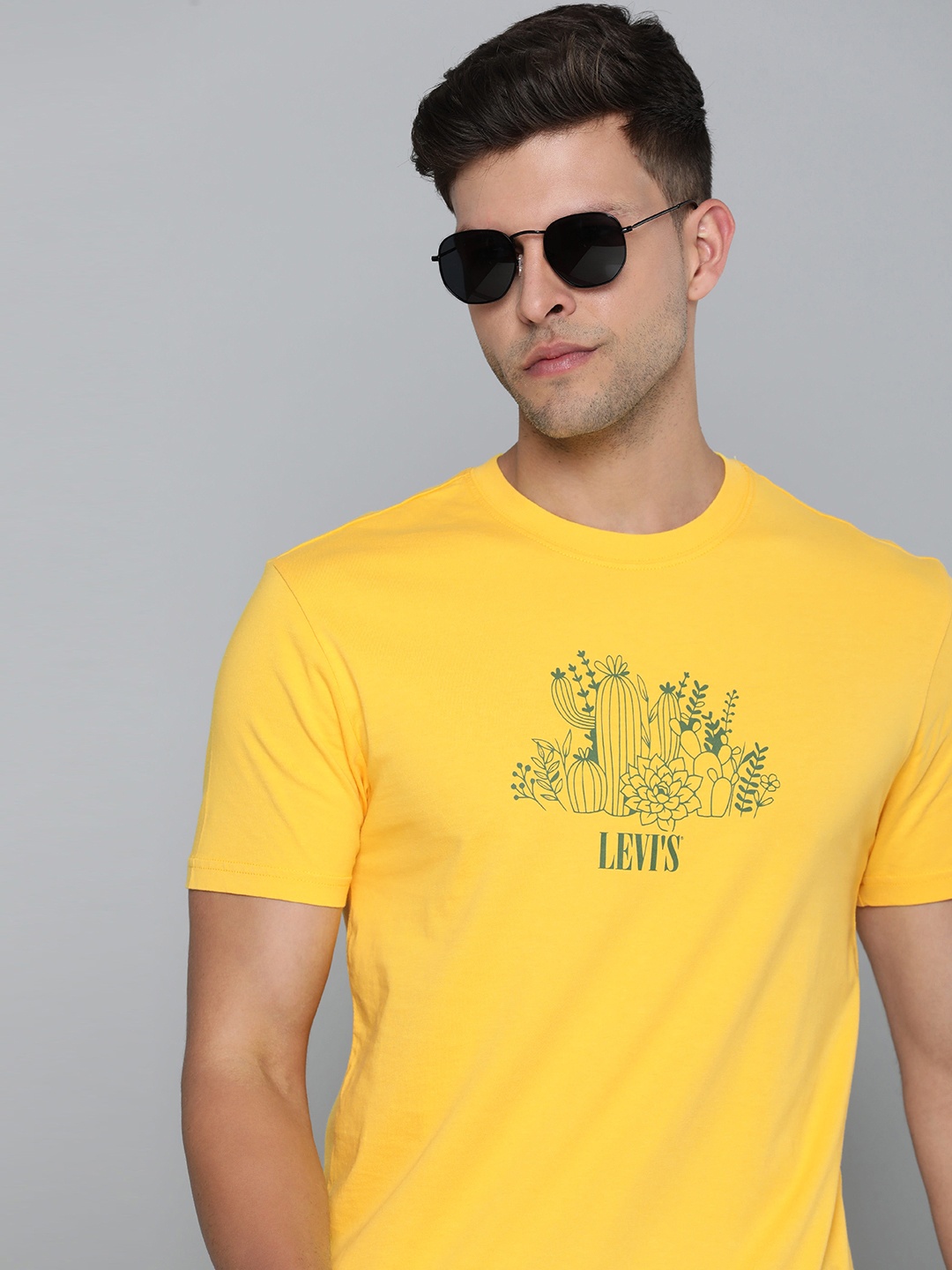

Levis Men Brand Logo Printed Pure Cotton T-shirt, Yellow