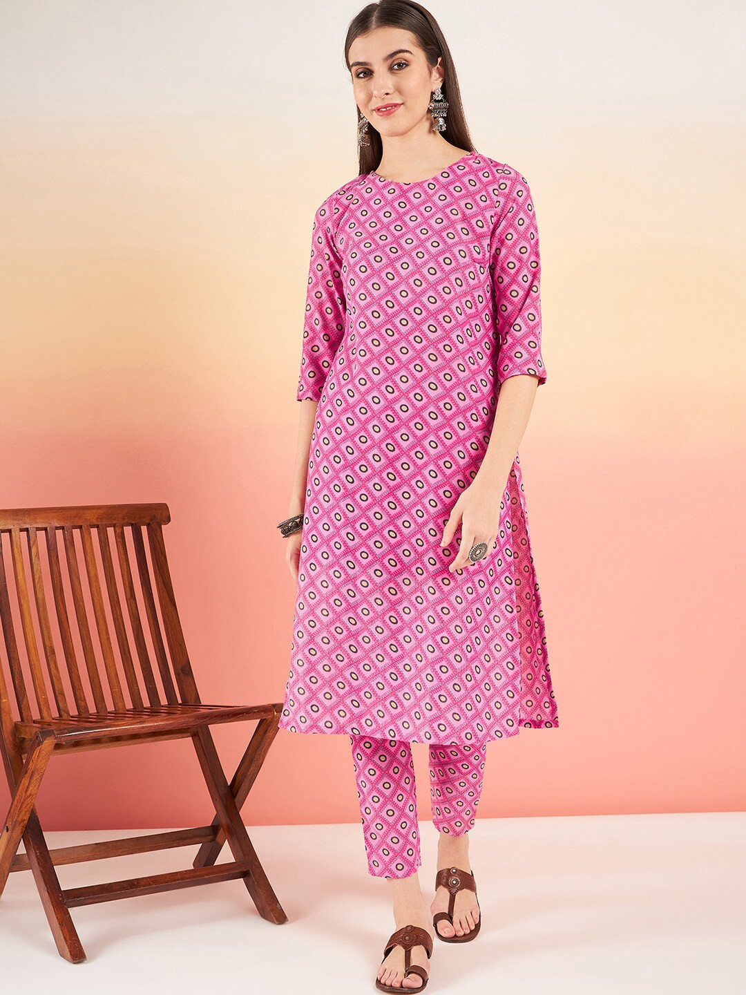 

Sangria Geometric Printed Round Neck Kurta With Trousers, Pink