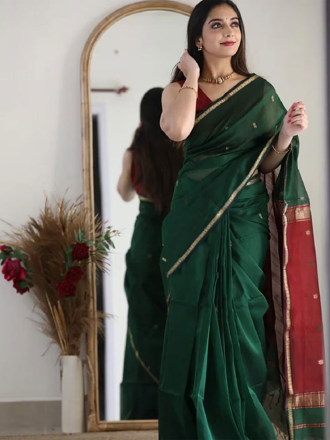 

APNISHA Floral Woven Design Pure Cotton Zari Saree, Green