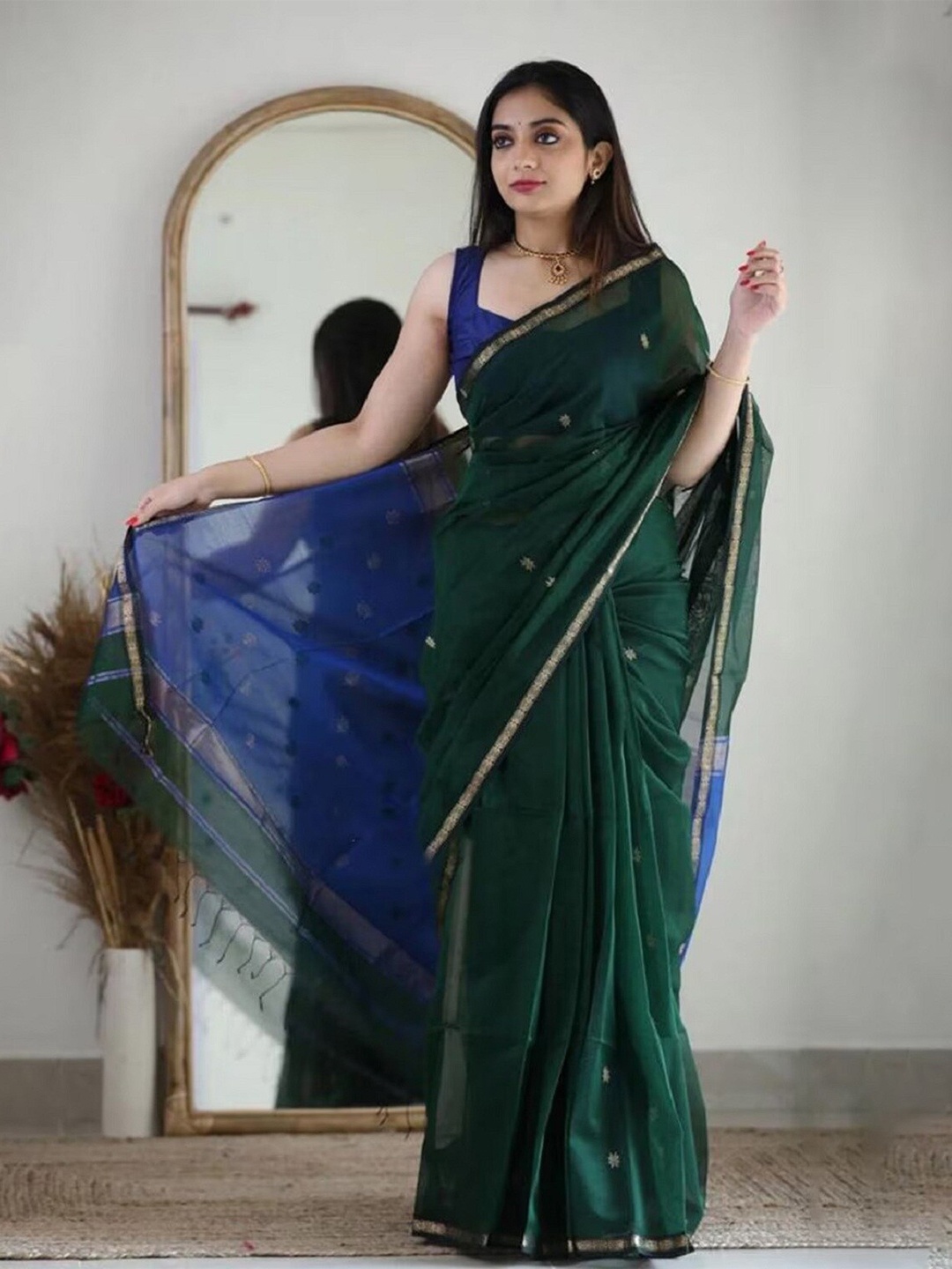 

APNISHA Woven Design Ethnic Motifs Zari Pure Cotton Saree, Navy blue