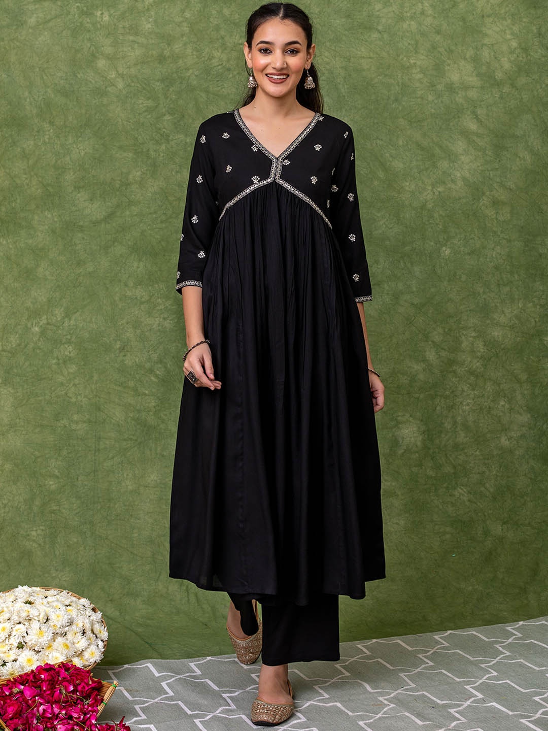

KASYA Floral Yoke Design V-Neck Empire Sequinned Kurta with Trousers, Black