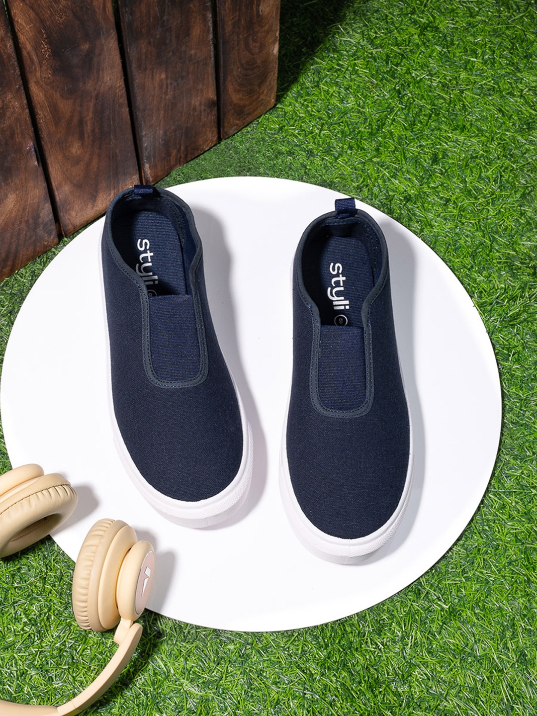 

Styli Men Navy Blue & White Eric Boardwalk Canvas Slip-On Sneakers