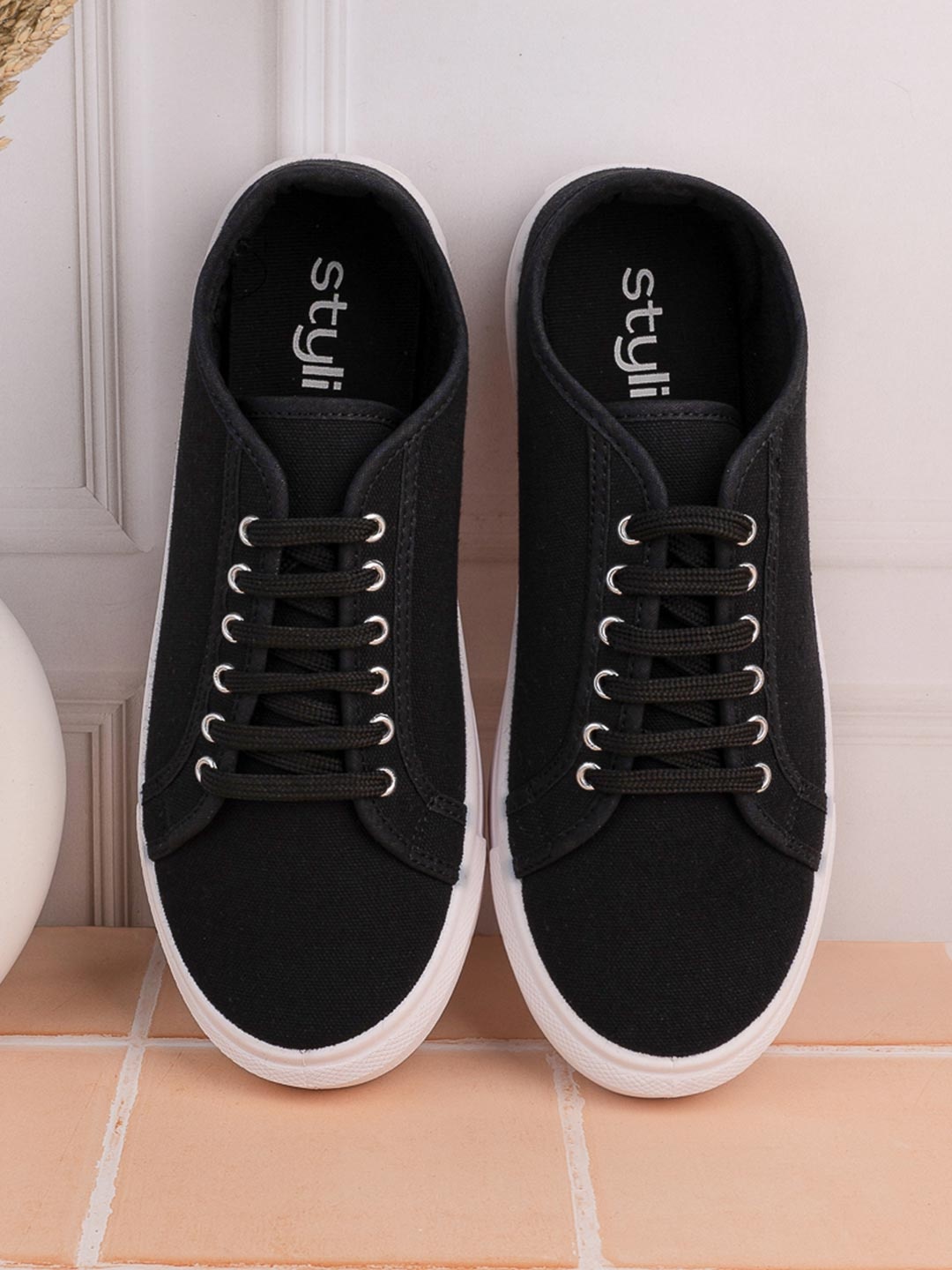 

Styli Men Black & White Curtis Canvas Contrast Sole Lace-Up Sneakers