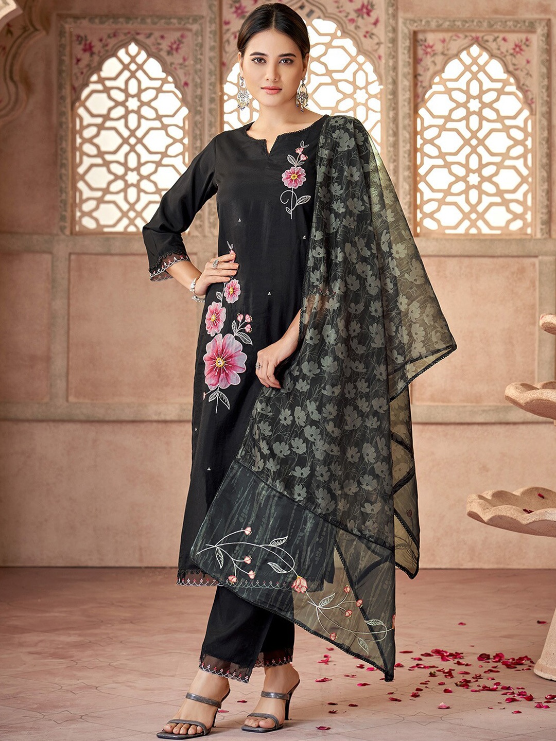 

DRESOUL Floral Printed Beads & Stones Kurta With Trousers & Dupatta, Black