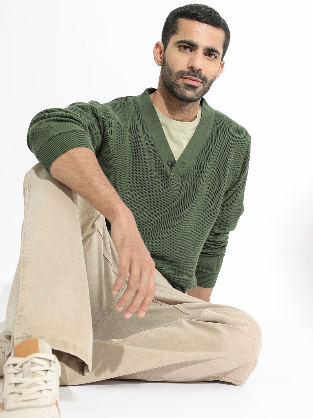 

RARE RABBIT Men Breeze Solid V-Neck Sweater, Olive