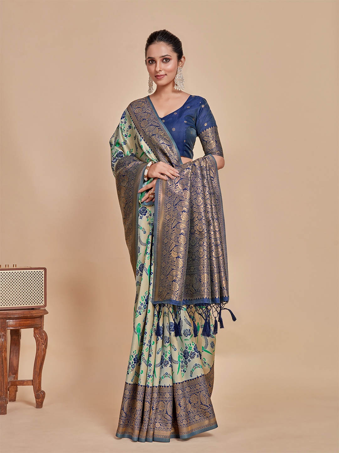 

MIMOSA Woven Design Zari Kanjeevaram Saree, Grey