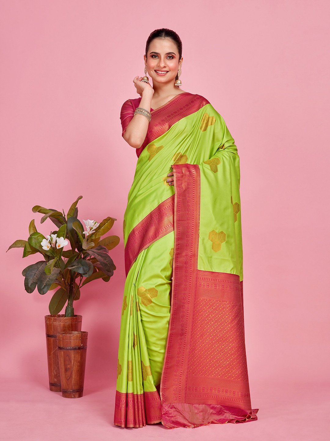 

MIMOSA Ethnic Motifs Woven Design Zari Kanjeevaram Saree, Lime green