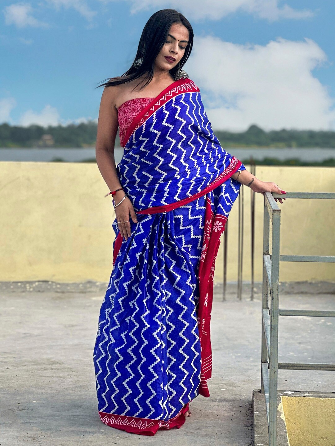

KALINI Geometric Printed Poly Cotton Bagru Saree, Blue