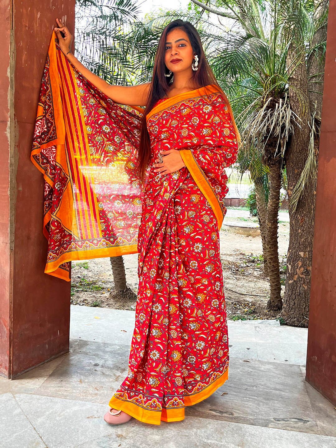 

KALINI Floral Printed Pure Cotton Saree, Red