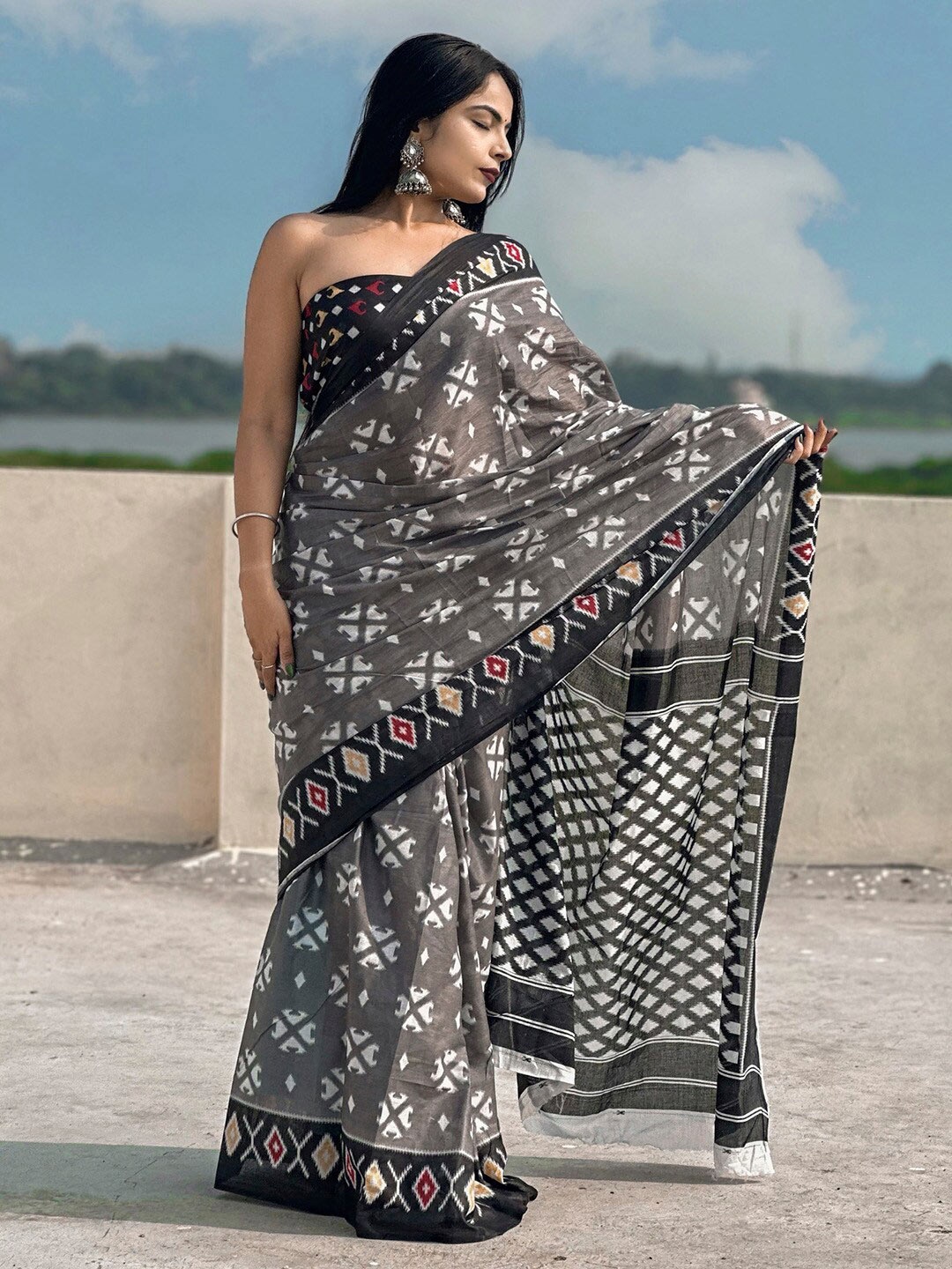 

KALINI Ethnic Motifs Printed Pure Cotton Ikat Saree, Grey