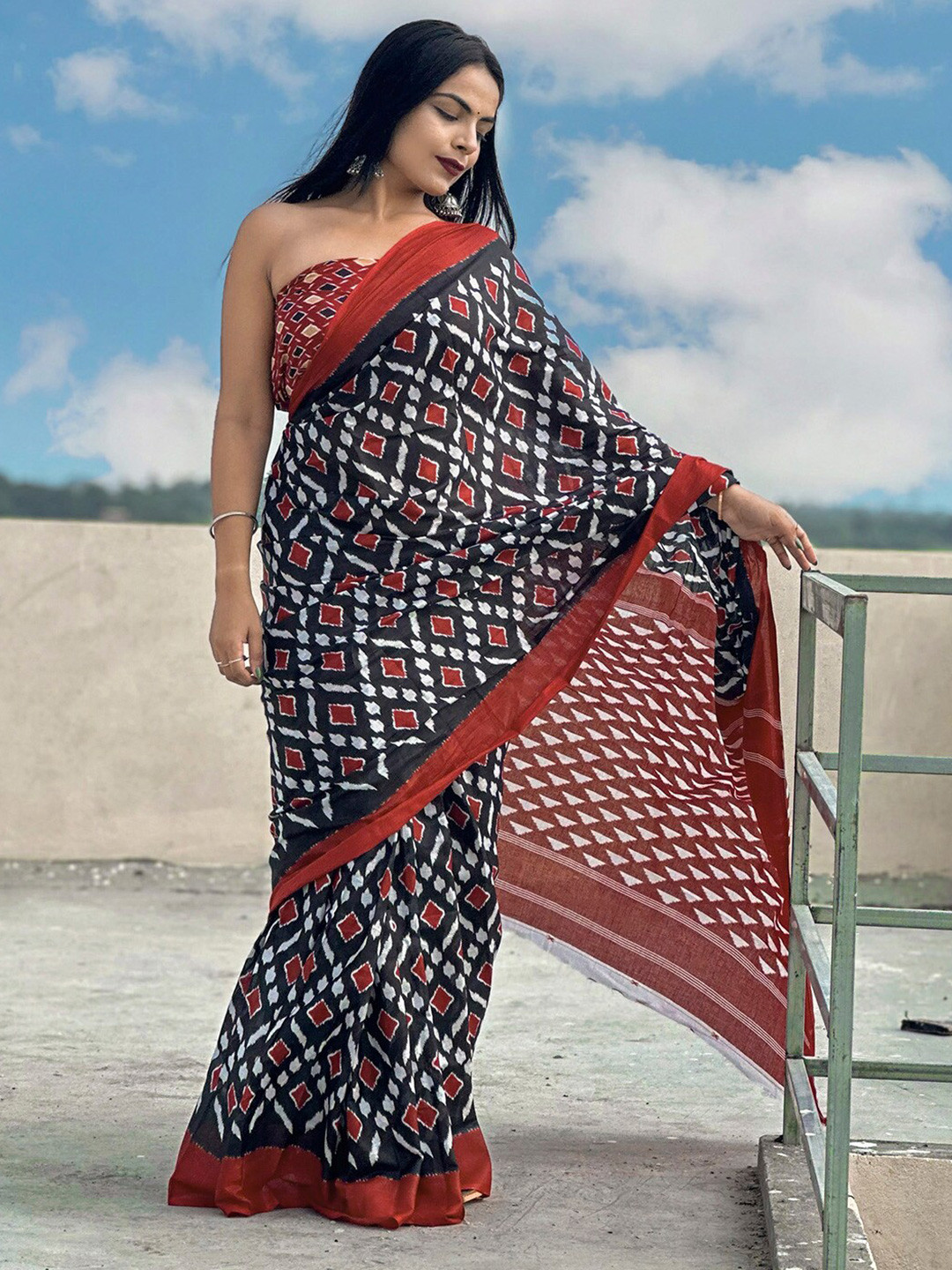 

KALINI Geometric Printed Pure Cotton Ikat Saree, Black