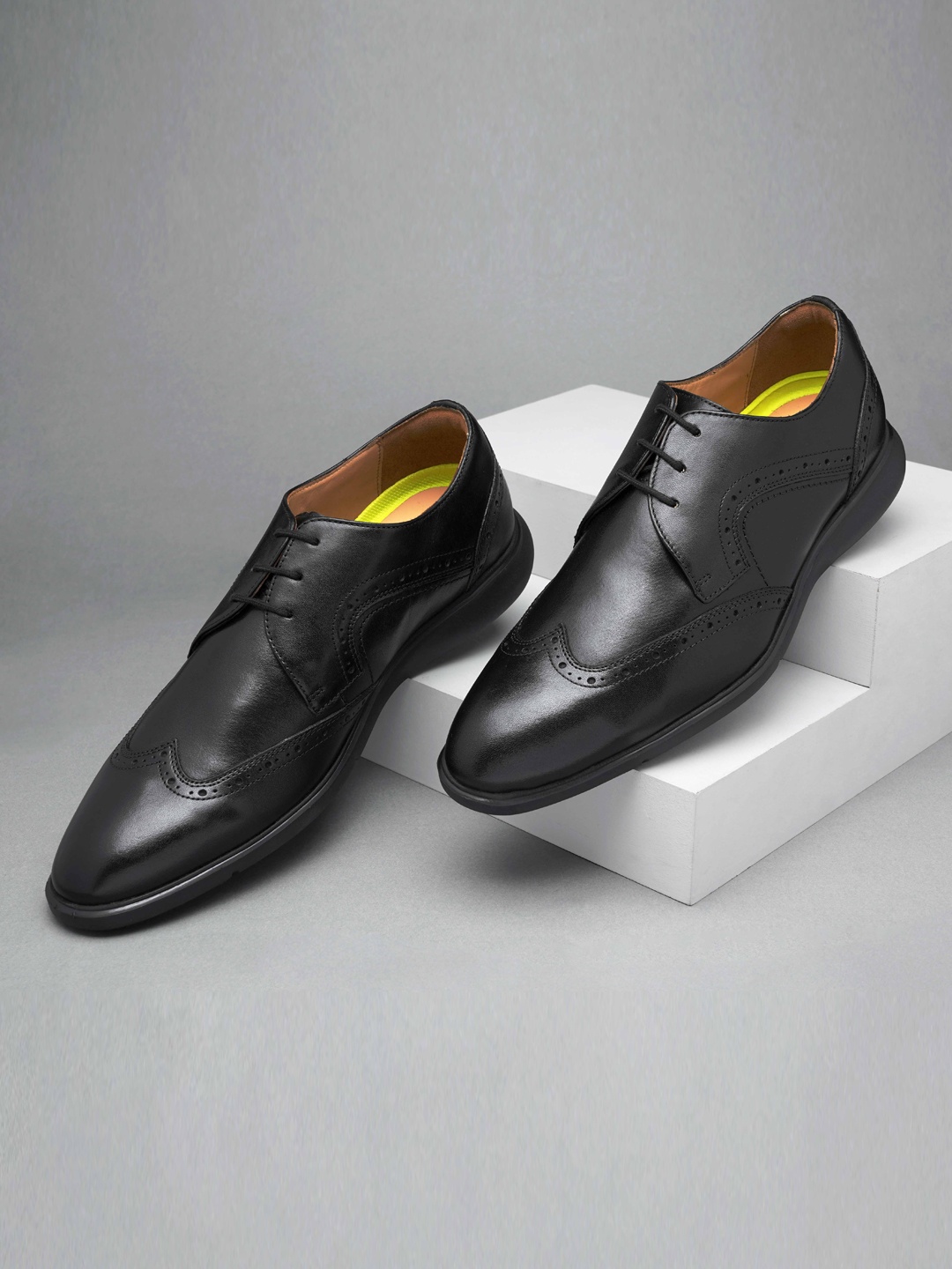 

Florsheim Men Perforated Leather Formal Derbys, Black
