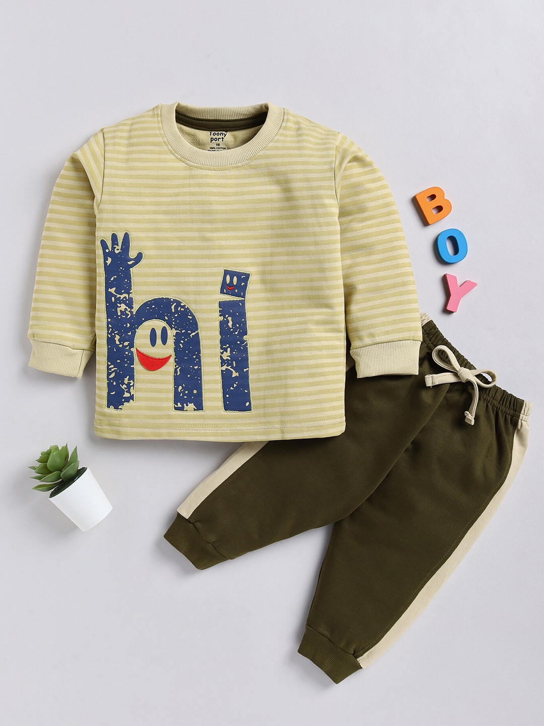 

Toonyport Typography Printed T-shirt with Trousers, Green