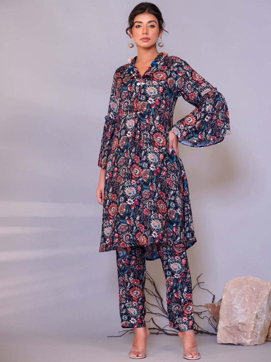 

Meena Bazaar Floral Printed Bell Sleeves A-line Kurta with Trousers, Navy blue