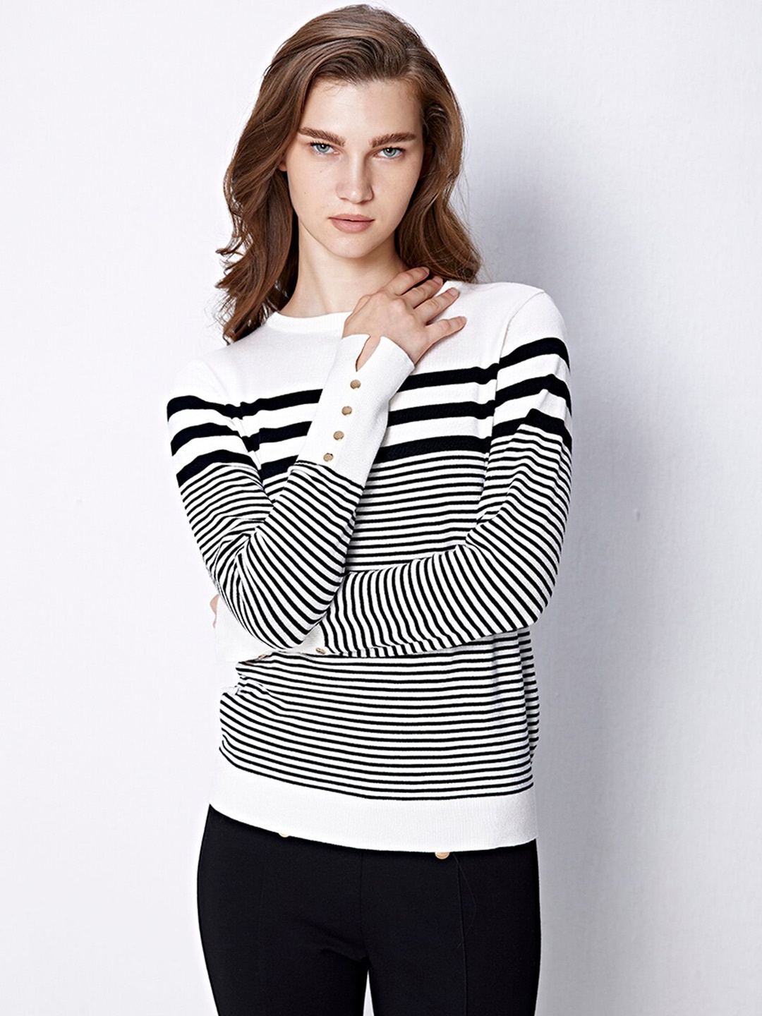 

COVER STORY White Striped Long Sleeves Pullover