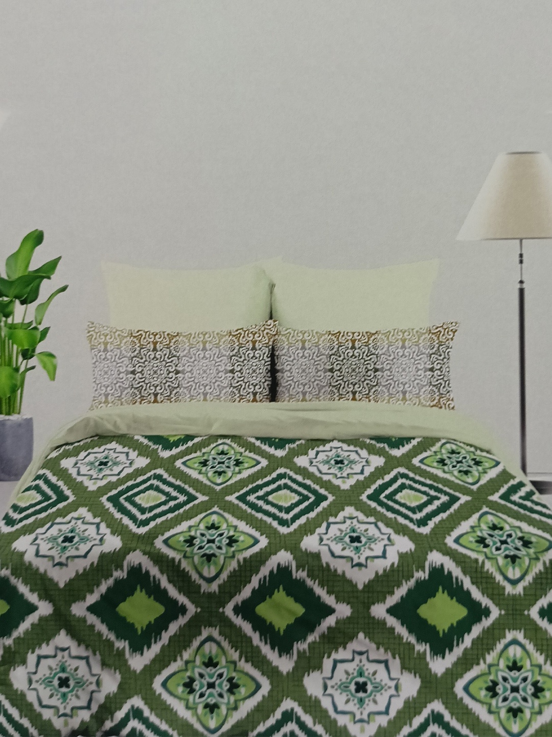 

Signature Green & White Geometric Cotton 160 TC Queen Bedsheet With 2 Pillow Covers