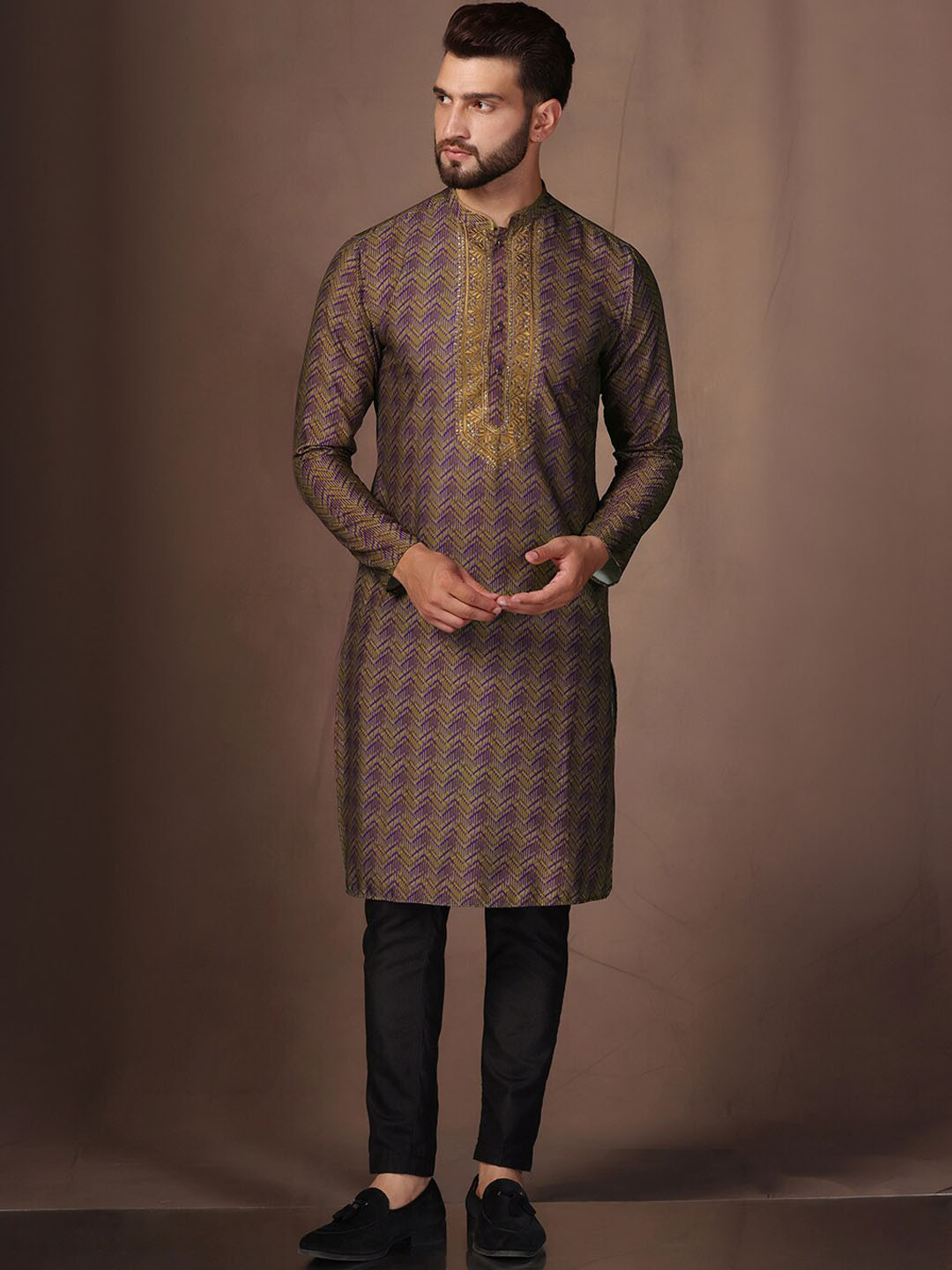 

KISAH Chevron Printed Thread Work Kurta with Trousers, Purple