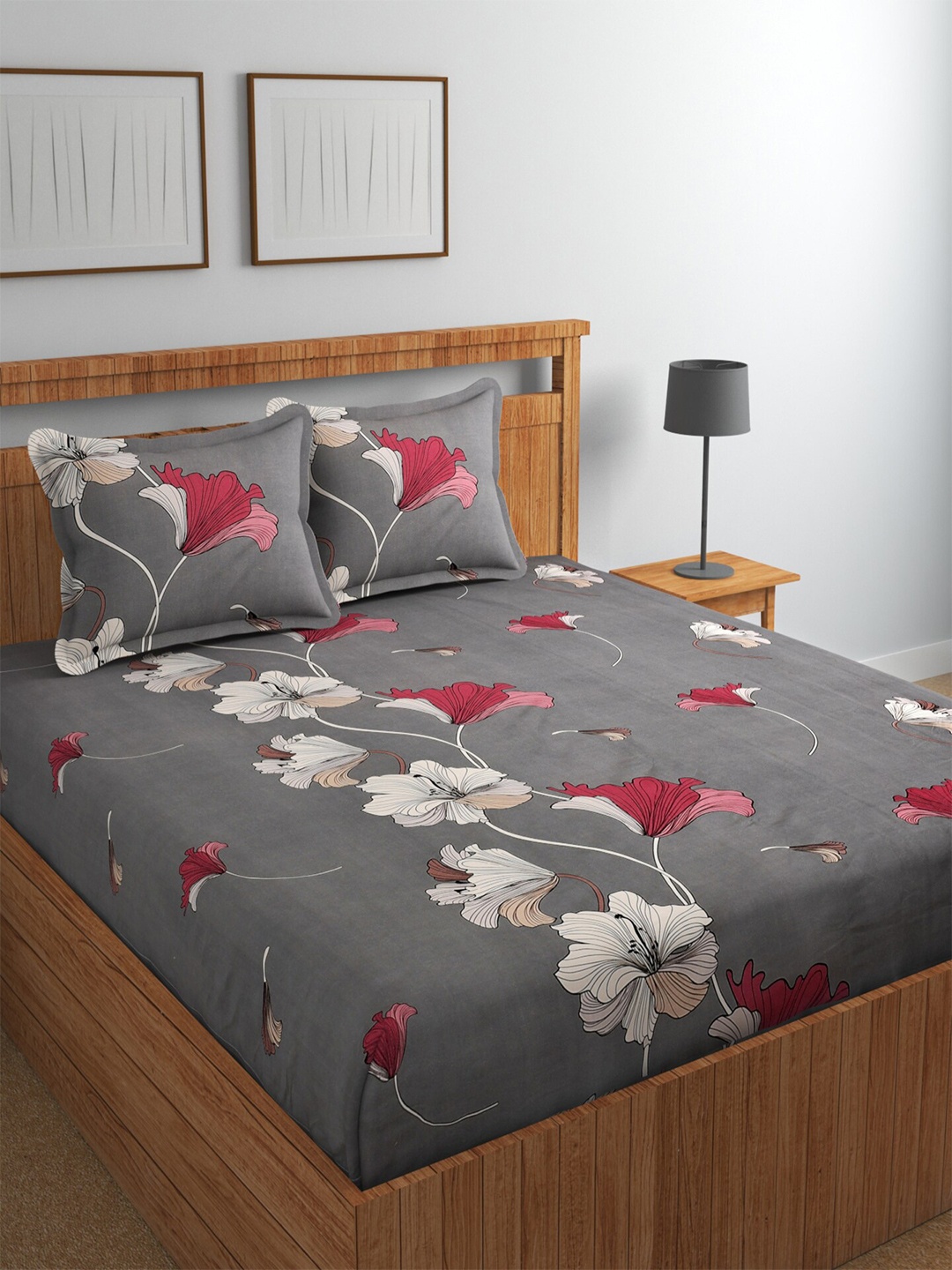 

BELVOSTUM Gulmohar Grey & White Floral Cotton 220 TC Queen Bedsheet with 2 Pillow Covers