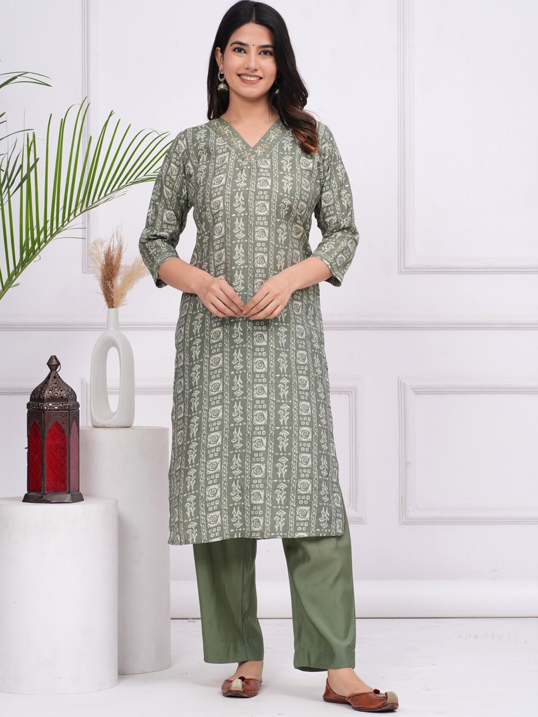 

EtnicaWear Floral Printed V-Neck Pure Silk Kurta with Trousers, Green