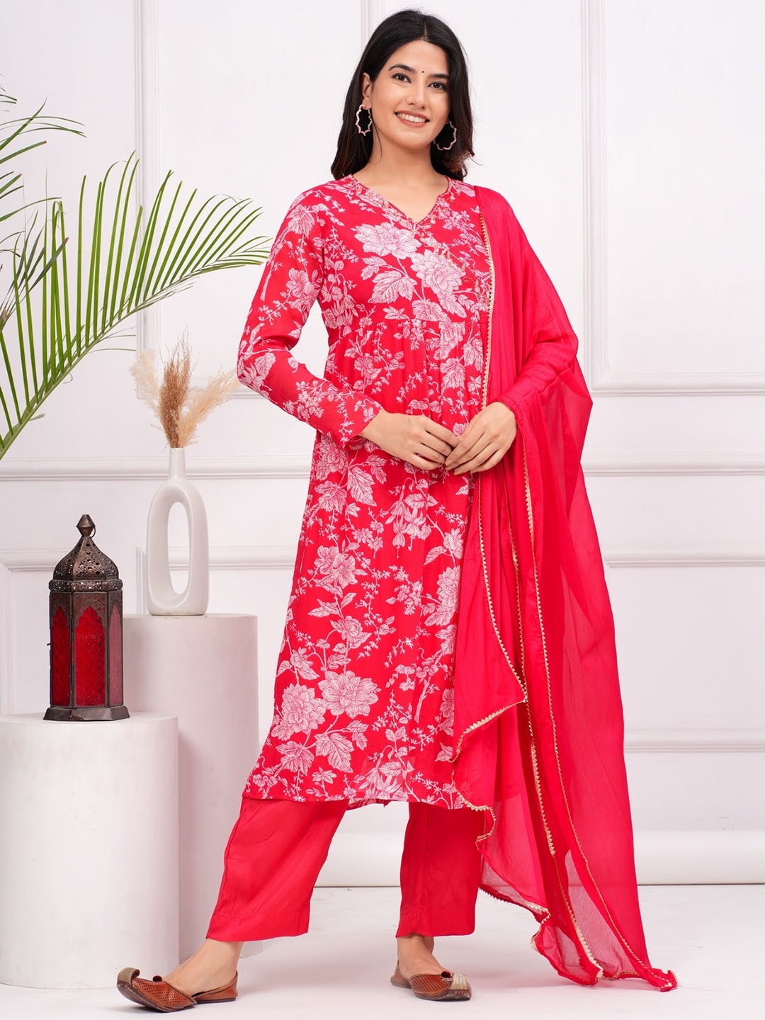 

EtnicaWear Floral Printed V-Neck Pure Silk Kurta with Pyjamas & Dupatta, Pink