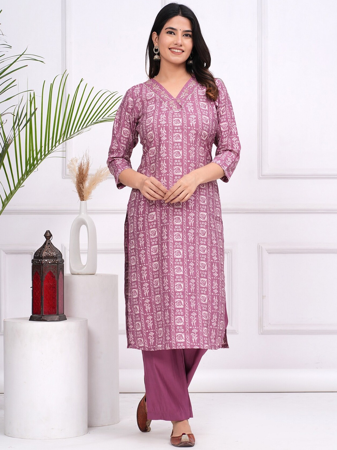 

EtnicaWear Floral Printed V-Neck Pure Silk Kurta with Pyjamas, Pink