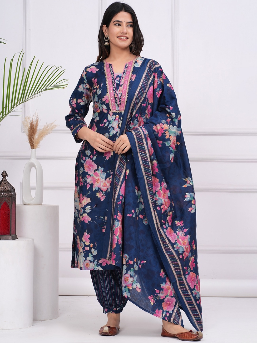 

EtnicaWear Floral Printed Pure Silk Straight Kurta & Pyjamas With Dupatta, Blue