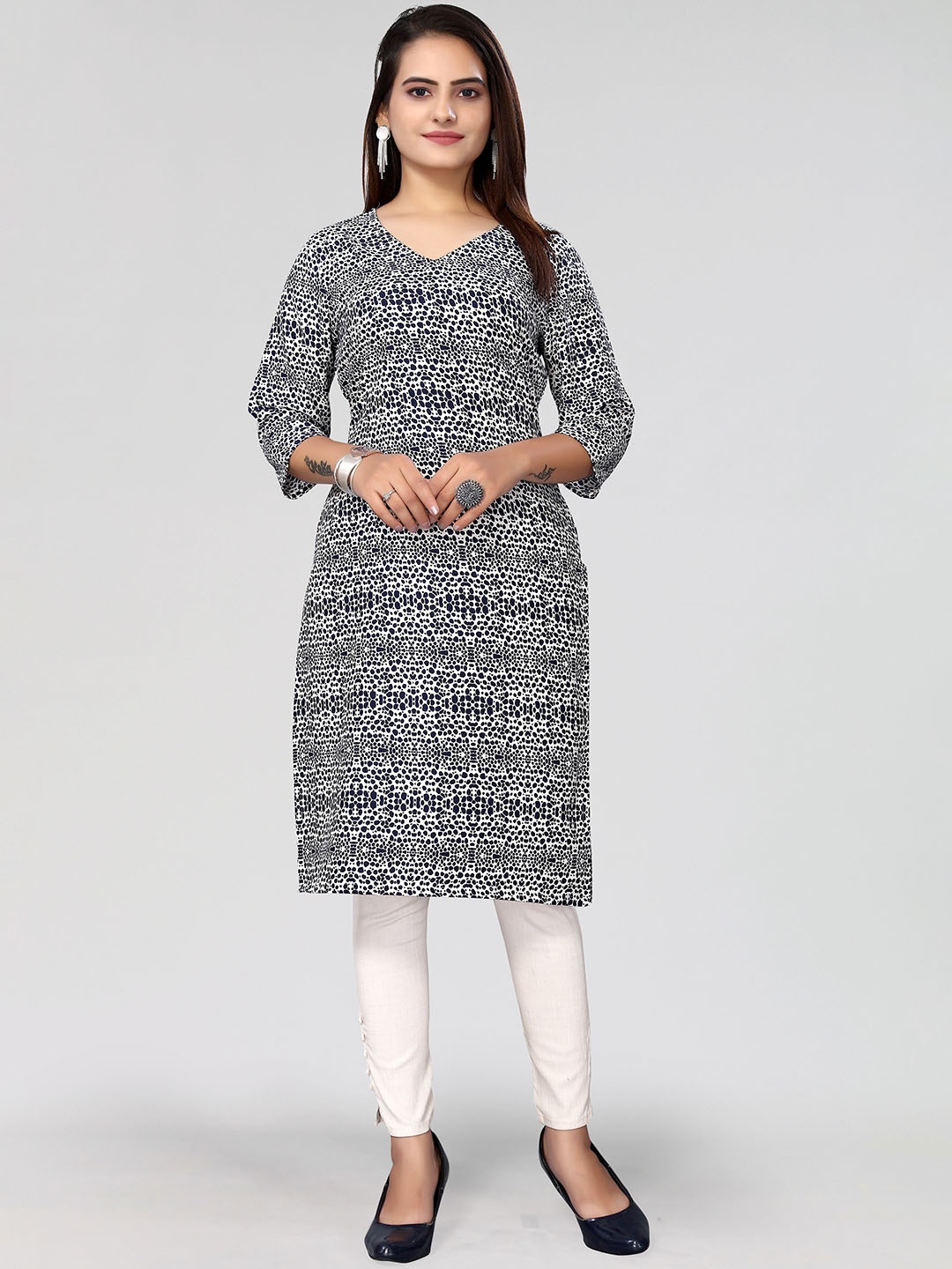 

TITANIUM SILK INDUSTRIES PVT. LTD. Printed V-Neck Straight Kurta, Black