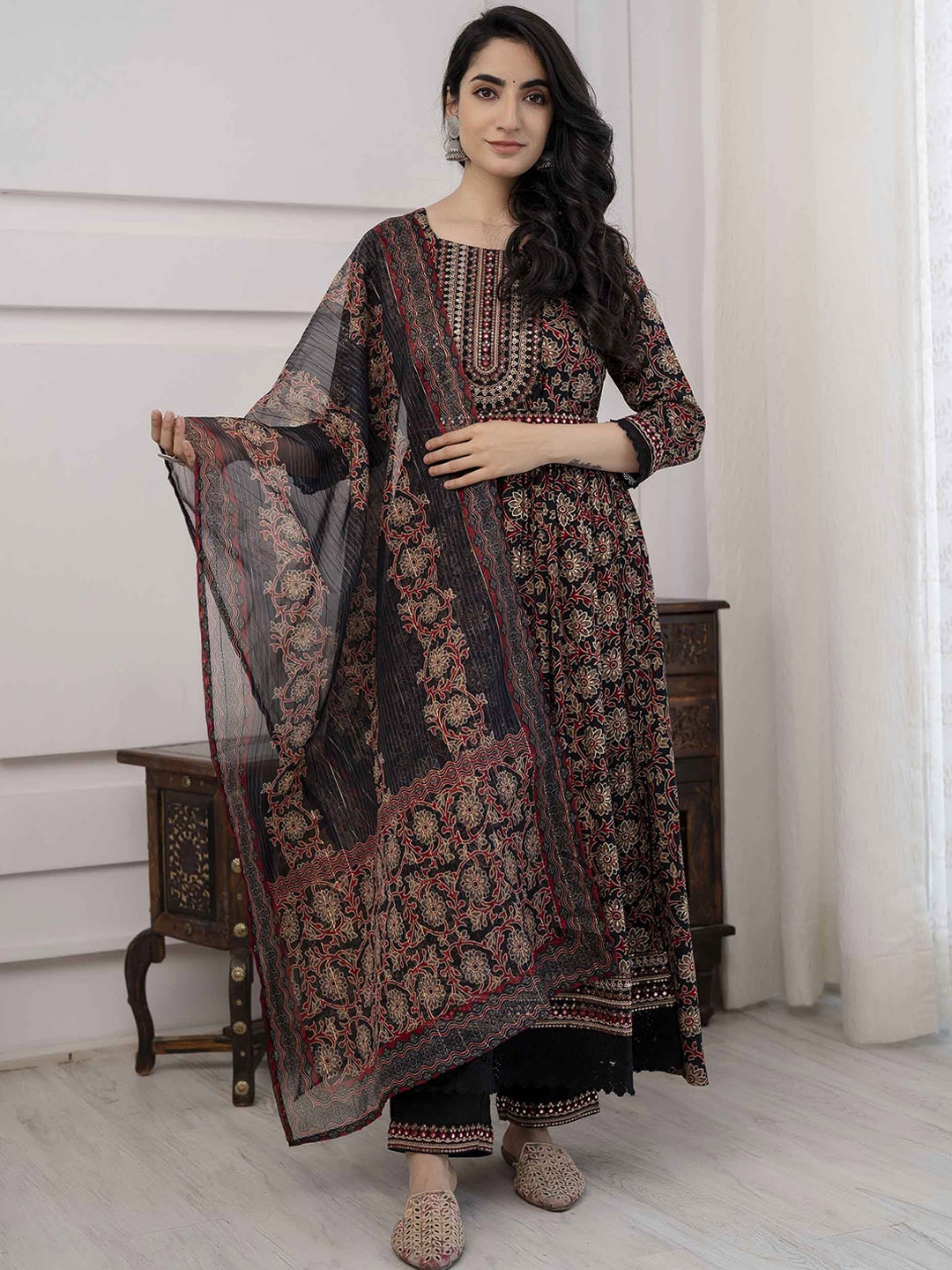 

Nehamta Floral Printed Regular Mirror Work Kurta With Trousers & Dupatta, Black