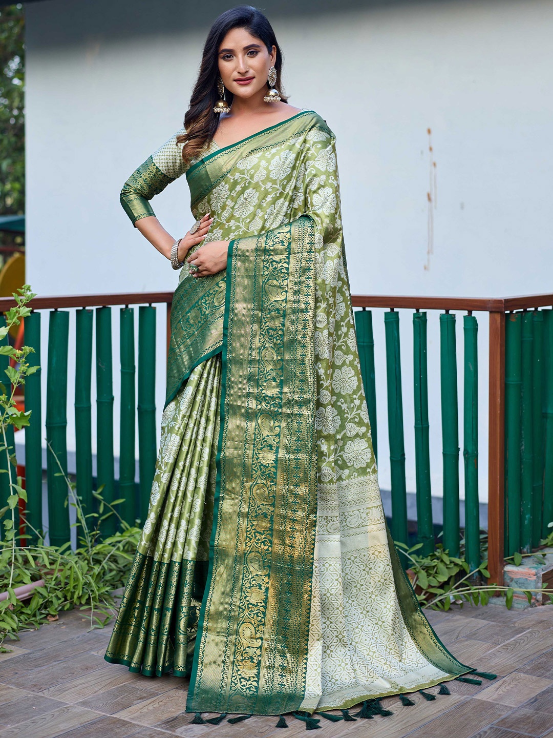 

Mitera Green & Gold-Toned Ethnic Motifs Woven Design Zari Kanjeevaram Saree